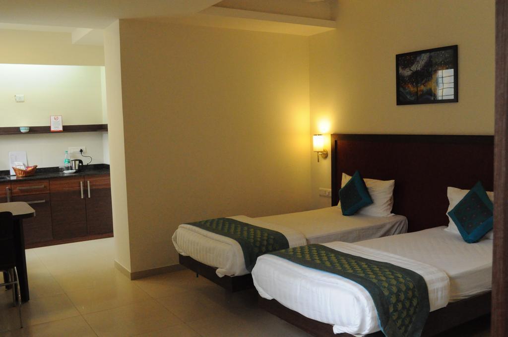 Ixora Suites Bengaluru Szoba fotó