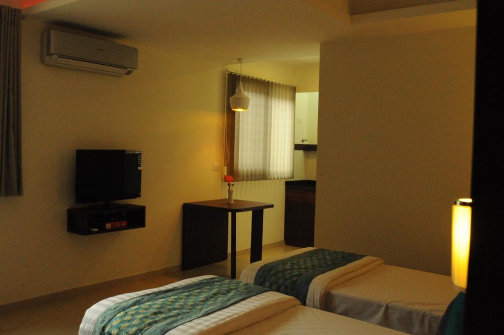 Ixora Suites Bengaluru Szoba fotó